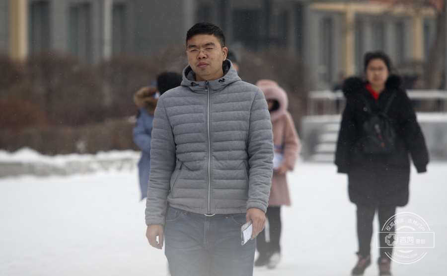 2017年度中央机关及其直属机构考试录用公务员公共科目笔试于12月10日举行，本次考试吉林省共设岗位511个，计划招收1007人，据统计，共38499名考生完成报考。吉网 吉刻APP记者 于洋