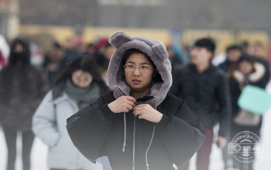 2017年度中央机关及其直属机构考试录用公务员公共科目笔试于12月10日举行，本次考试吉林省共设岗位511个，计划招收1007人，据统计，共38499名考生完成报考。吉网 吉刻APP记者 于洋