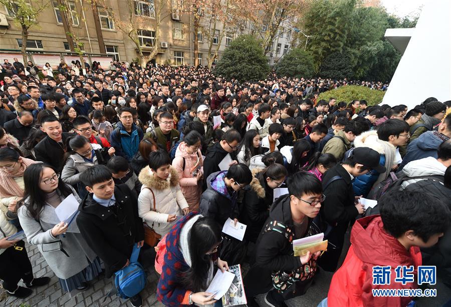 12月10日，在南京林业大学考点，考生进场参加考试。 2018年“国考”共有165.97万人通过了用人单位的资格审查，较去年增加了17.34万，通过资格审查人数与录用计划数之比为58：1。新华社记者孙参摄