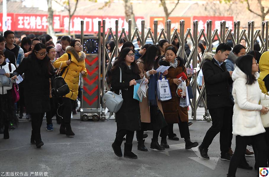 国考开始于1994年，仅4400人竞争。国考热开始于2003年，2002年国考报名人数为6万余人，2003年猛增到12万余人。2003年之后，国考报名人数高速增长，2009年国考报名人数首次突破100万，一直到2018年国考，165.97万人通过报名资格审查，国考报名人数已连续10年在百万以上。江雨/摄影