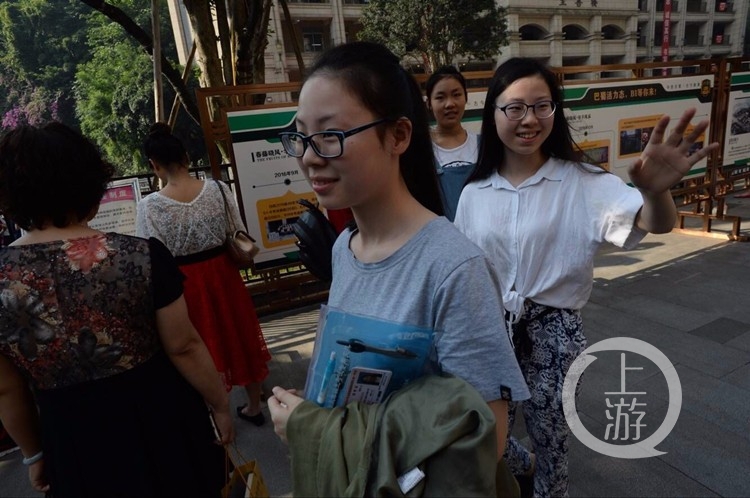 巴蜀中学考场,双胞胎考生刘舍南,刘舍北自信地进入考场.