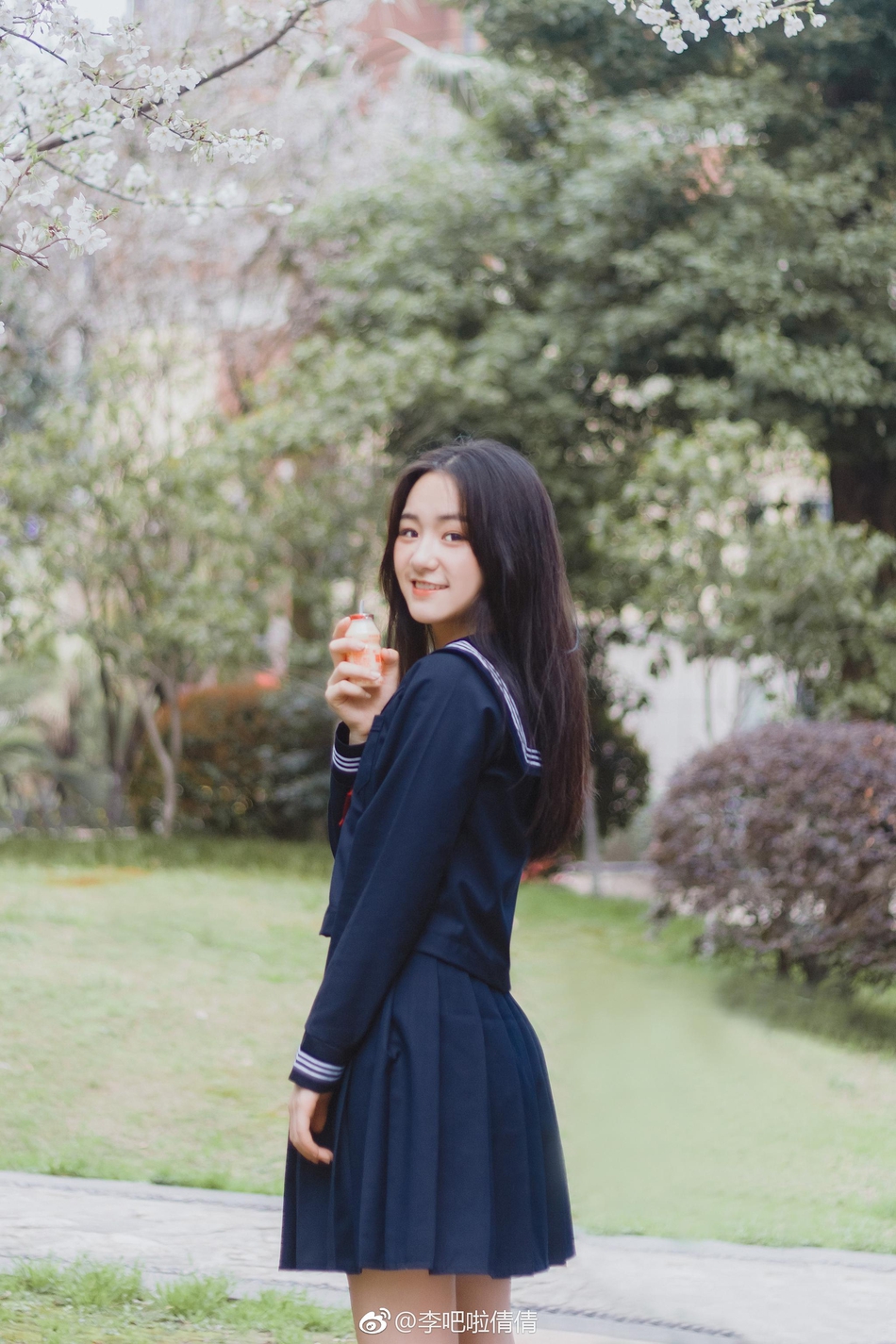近日,九江学院校花(微博:@李吧啦倩倩)在微博晒出多种风格写真照,是