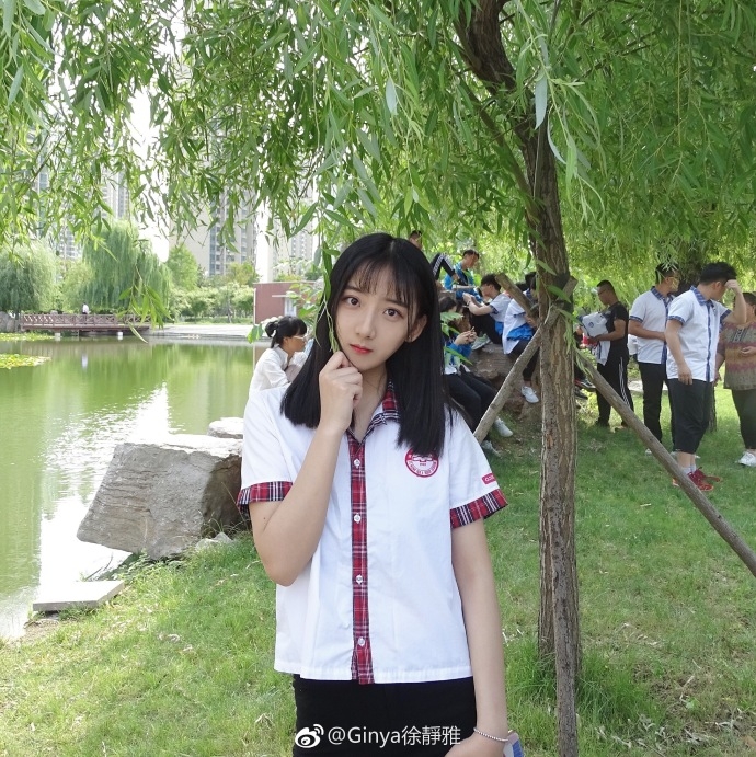 组图:北电校花晒往日毕业照 眼眸清澈格外迷人
