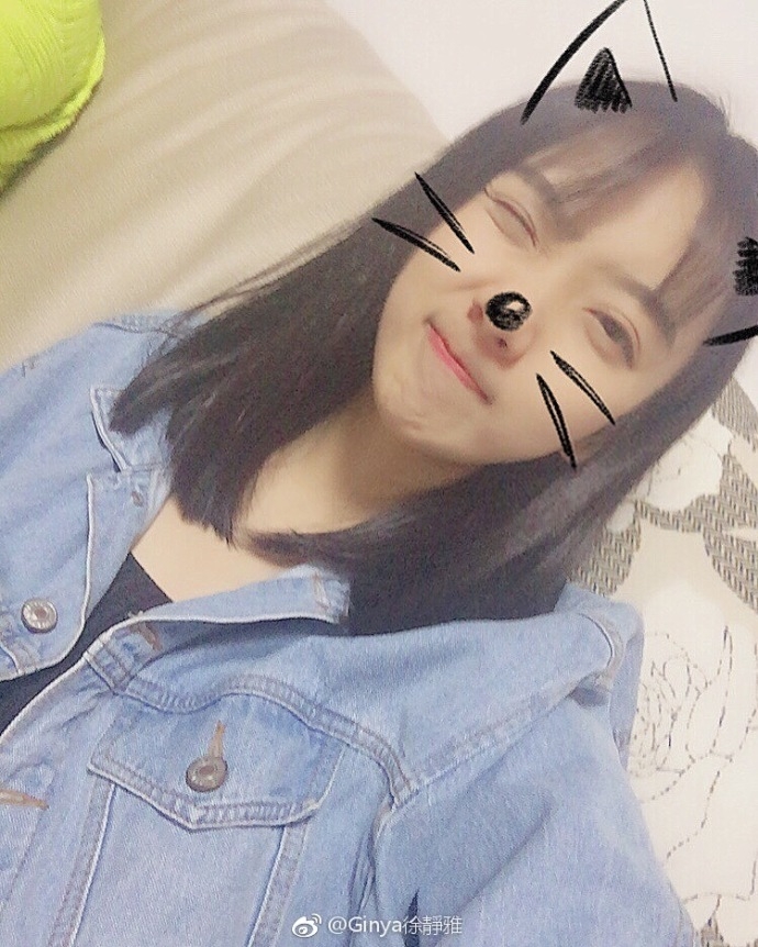 猜你喜欢 9 / 15 北电一校花ginya徐静雅晒往日毕业照,身着白色t恤