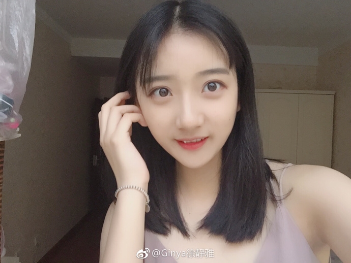 5 / 15 北电一校花ginya徐静雅晒往日毕业照,身着白色t恤,清灵双眼