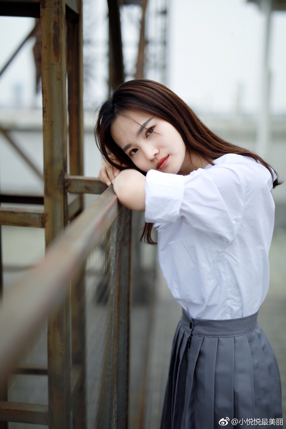 6 / 31 近日,安徽一高校校花小悦悦最美丽微博晒出一组清纯写真走红.