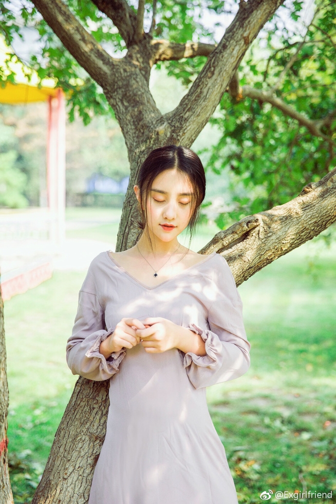 组图:高校校花晒湘西写真 清新脱俗魅力佳