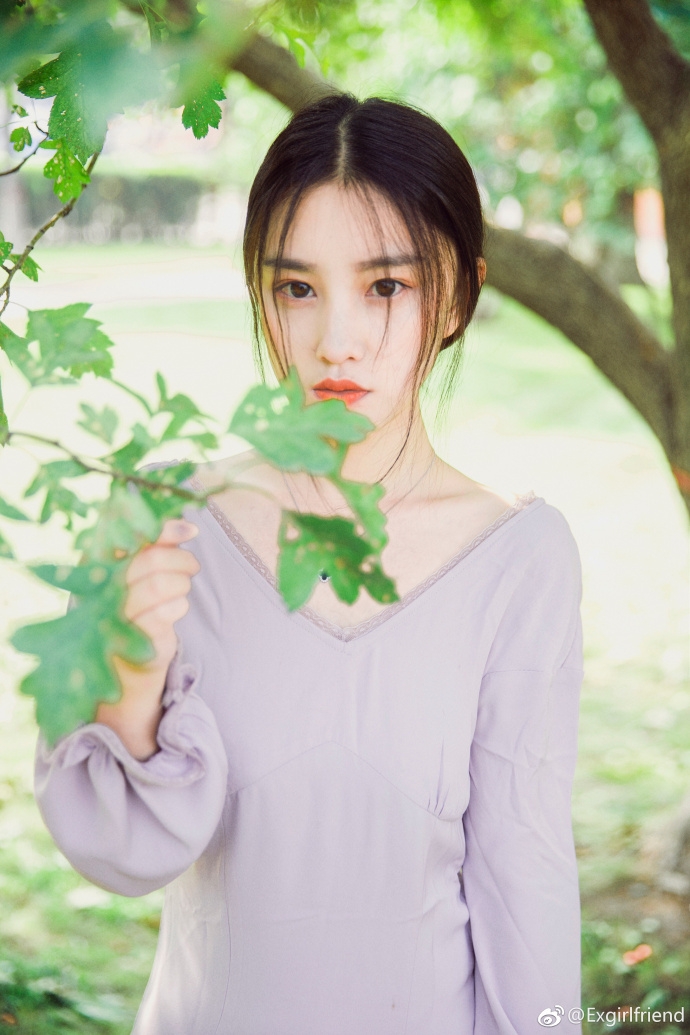 组图:高校校花晒湘西写真 清新脱俗魅力佳