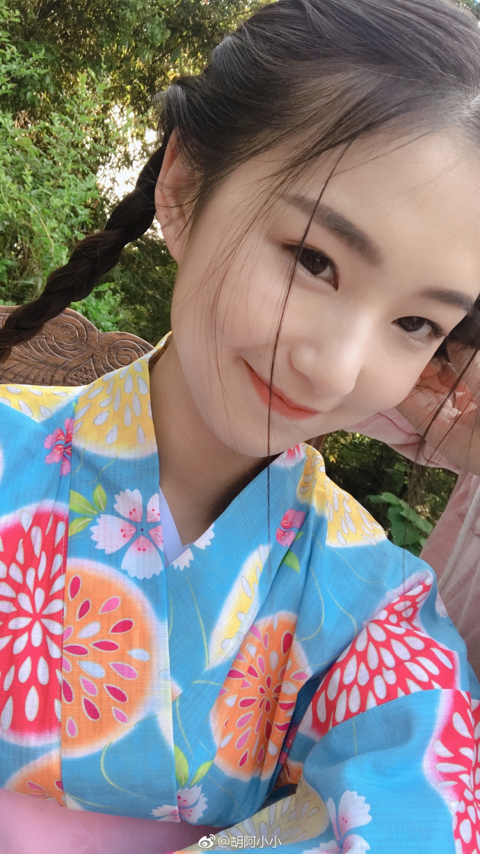 17 / 20 近日,来自重庆师范大学的校花胡小小(微博@胡阿小小)在个人