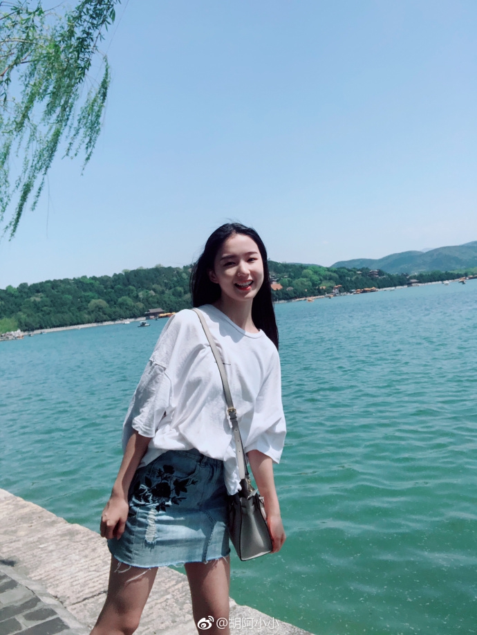 4 / 20 近日,来自重庆师范大学的校花胡小小(微博@胡阿小小)在个人