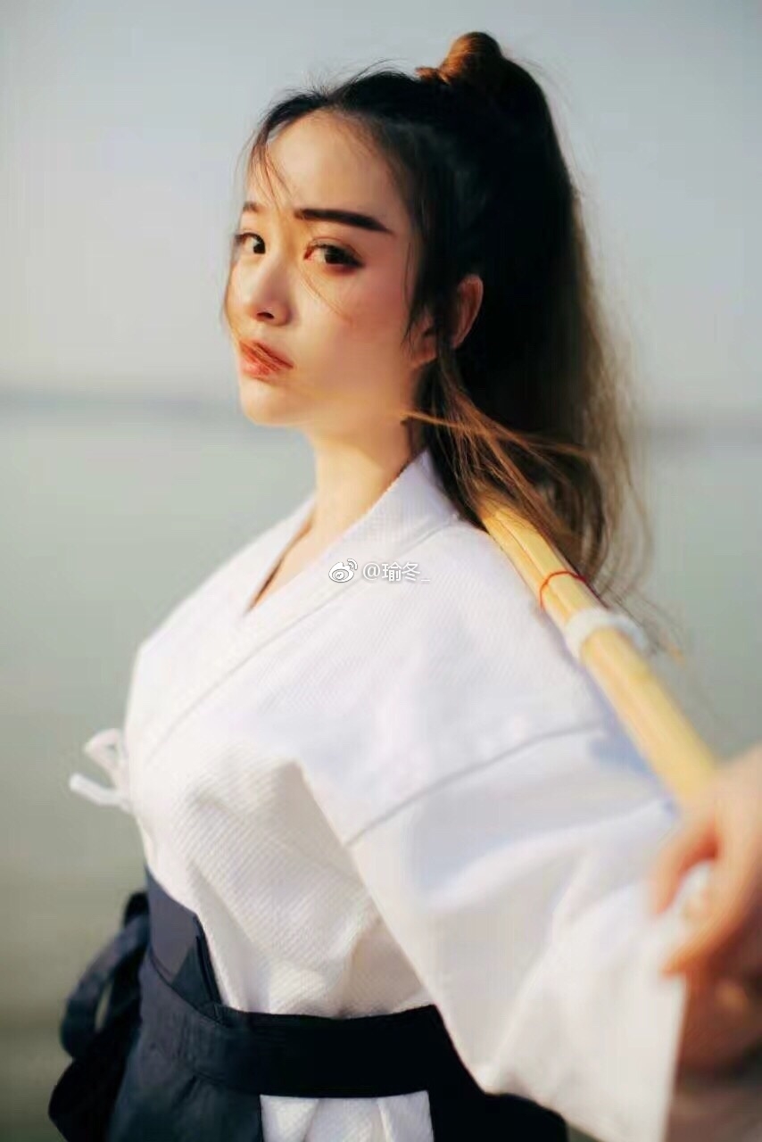 组图:南京三江学院灵动校花 私照养眼风格多变