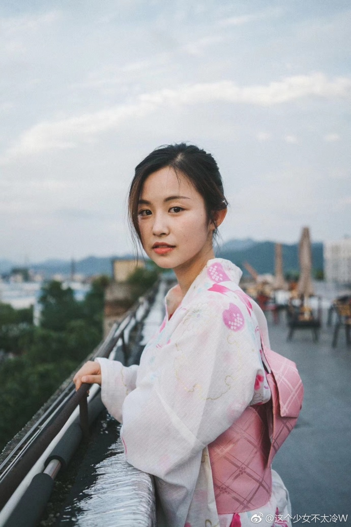 组图:景德镇陶瓷大学校花 小虎牙甜美可爱俏皮灵动