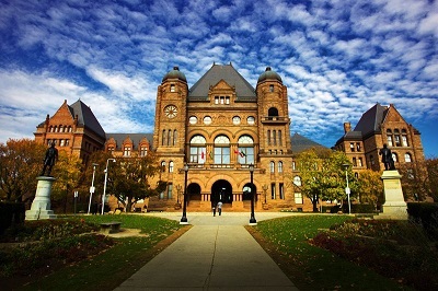 解析低龄留学生如何选择加拿大留学方案