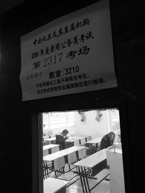 昨天,万里学院考点,考生在考场内准备考试