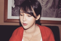 同济校花置身麦田神情陶醉