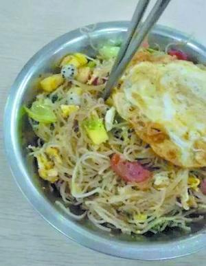 高校饭堂推出“神奇”水果炒面 饭堂缺菜吗(图)
