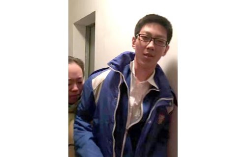 双语：学霸被困电梯5小时 依然淡定写作业