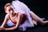 同济校花置身麦田神情陶醉