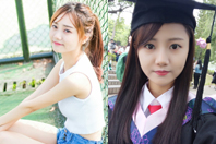 同济校花置身麦田神情陶醉