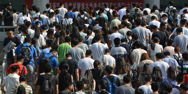 四六级开考场面火爆堪比春运