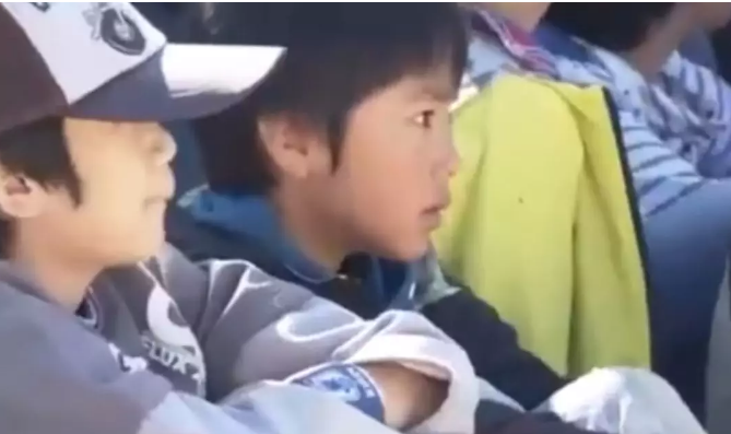 安全演习搞成真车祸现场 日本这么教育小学生合适吗