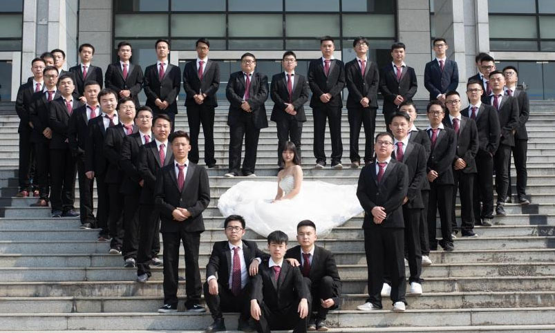 武汉高校学生拍创意毕业照
