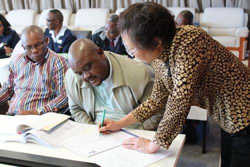 南非近八旬老人攻读硕士学位 力求实现“教师梦”