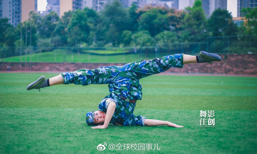 军训女生大秀一字马
