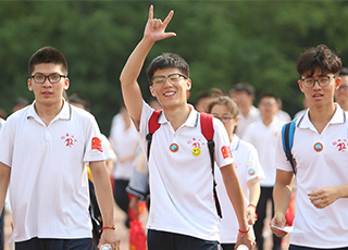 高考首日：考生春风满面走出考场