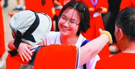 6月7日，在北京中国人民大学附属中学考点外，送考老师为考生加油。 新华社发