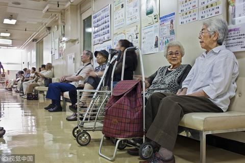 在诊所等待就诊的日本老人（图片来源：视觉中国）