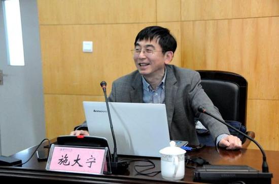 政协委员:让教授自愿为本科生上课