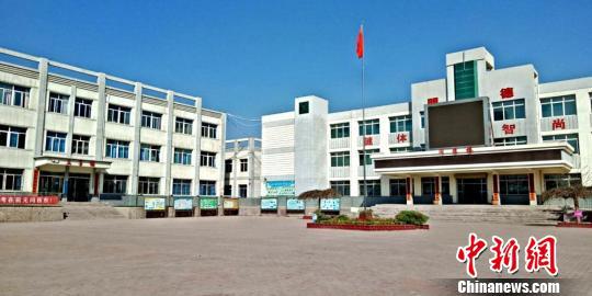 2014年以来，兰州市西固区政府先后投入300多万元，为柳泉中学修建了新教学楼、操场、食堂、厕所，校园面貌焕然一新。图为柳泉中学新貌。（资料图）　郭炯　摄