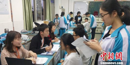 海南中学高一学生提前“找工作”体验职场 。 琼芬 摄