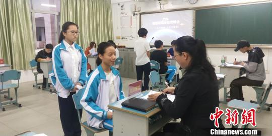 海南中学高一学生正在面试。　琼芬　摄