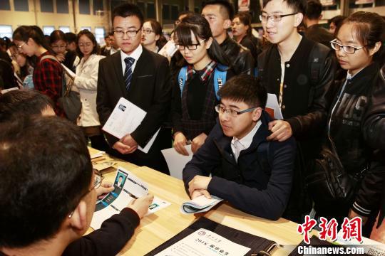 图为青海高校应届毕业生参加招聘。　张添福 摄