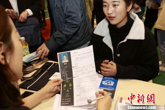 图为青海高校毕业生与用人单位洽谈。　张添福 摄