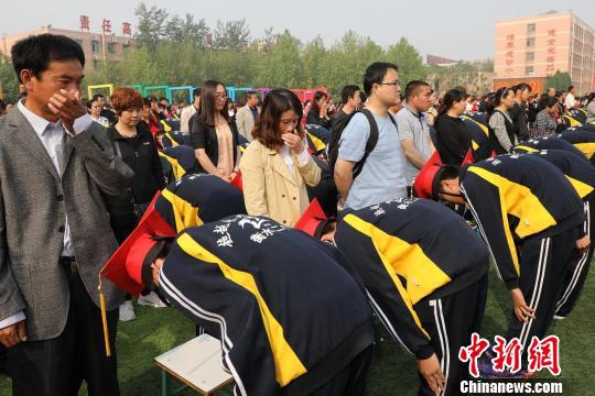 学生们在成人礼上为家长行拜谢礼。 崔广义 摄