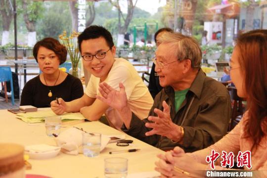 四川八旬老人到成都学英语 只为把家乡推向世