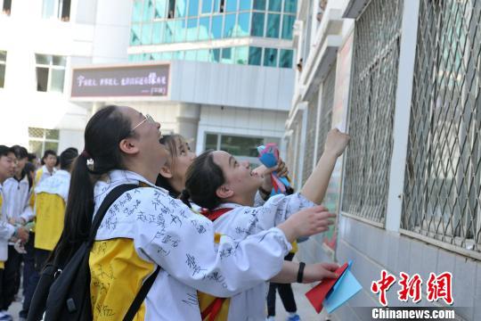 青海师范大学附属中学的高三学生们守候纸飞机“祝福”降落。　央姬卓玛　摄