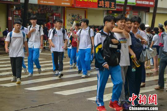 图为“00后”考生走入考场。 骆云飞 摄