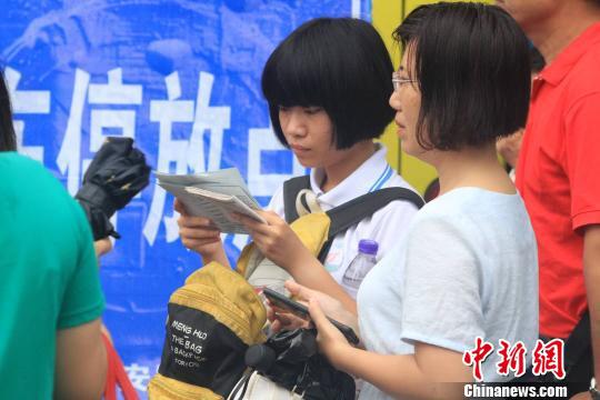 图为“00后”考生在考场外等候。 凌楠 摄