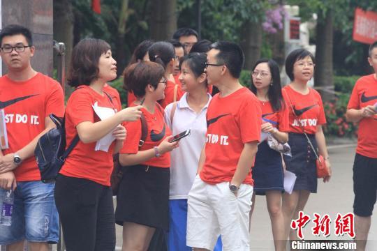 老师身着红衣为考生加油。 凌楠 摄