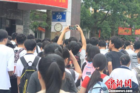 考生准备入场。 凌楠 摄