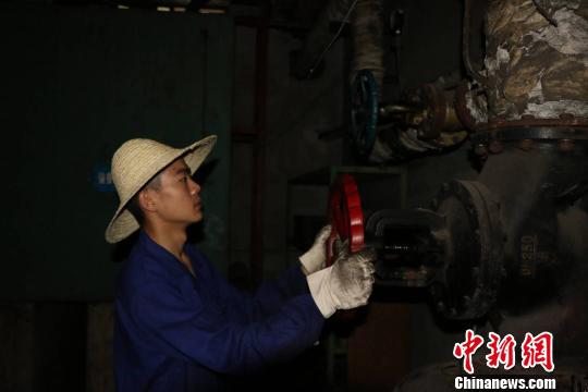 西昌卫星发射中心“90后”锅炉工在工作中。 欧翔 摄
