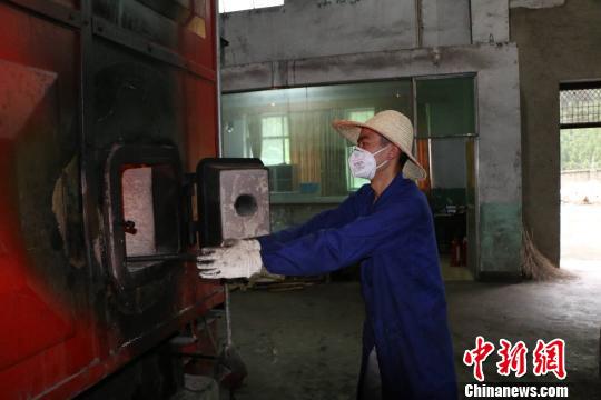 西昌卫星发射中心“90后”锅炉工在工作中。 欧翔 摄