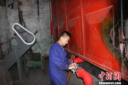 西昌卫星发射中心“90后”锅炉工在工作中。 欧翔 摄