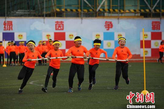 一起动起来。 泱波 摄
