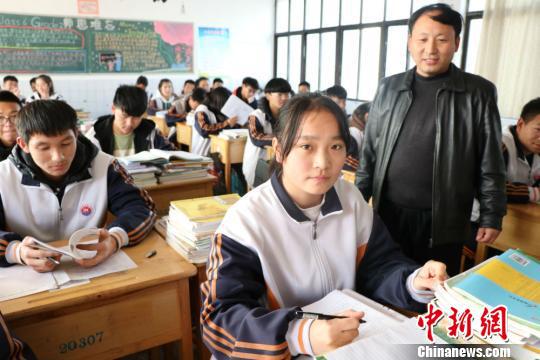 江苏东海“最美女孩”林紫腾在课堂上。李知军 摄