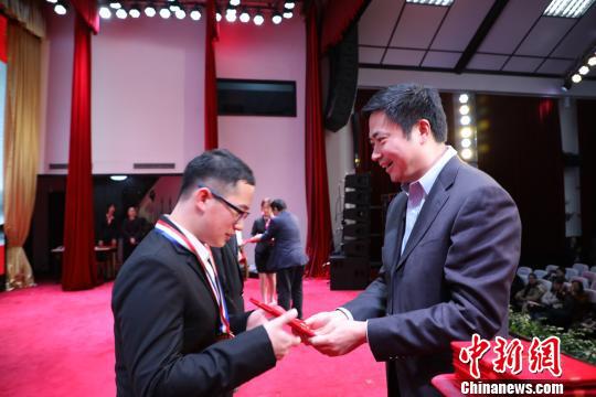 获胜者获颁证书,下学期将为同学讲思政课。 王博 摄